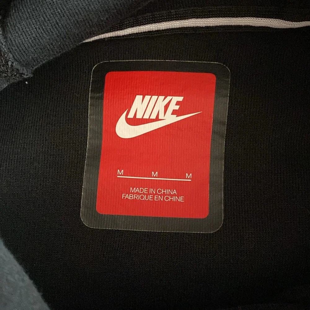 Nike Women's Tech fleece Butterfly hoodie - Picture 6 of 8